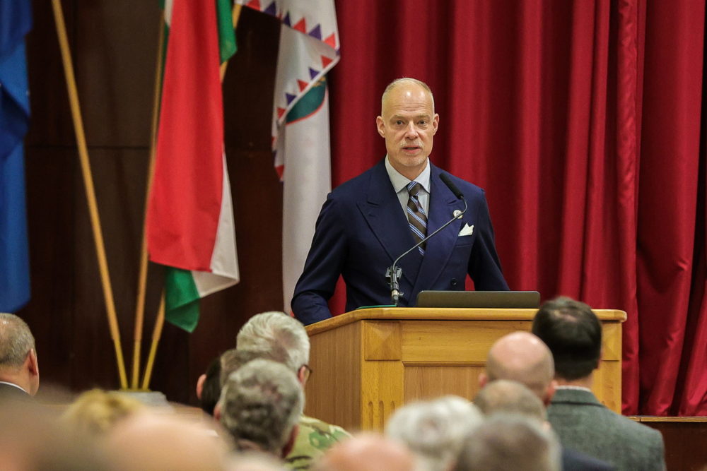 Honvédelmi miniszter: A békéhez erő kell