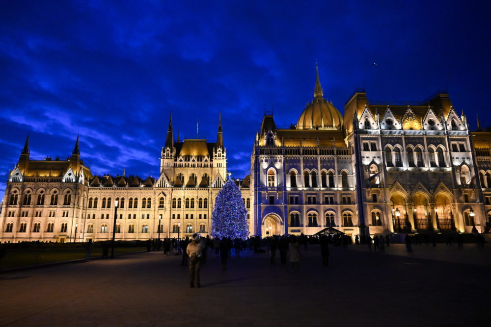 Felkapcsolták a fényfüzért az Ország Karácsonyfáján