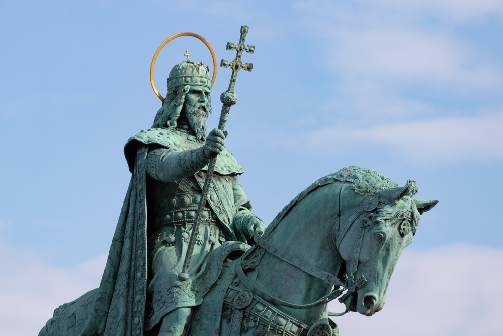 Nem Szent István nadrágszíját kellene meghúzni