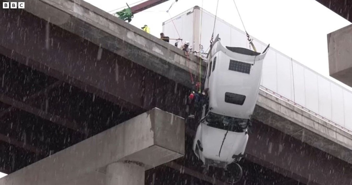 Lélegzetelállító mentés: a semmiben lógott órákig a kamionos + Videó!