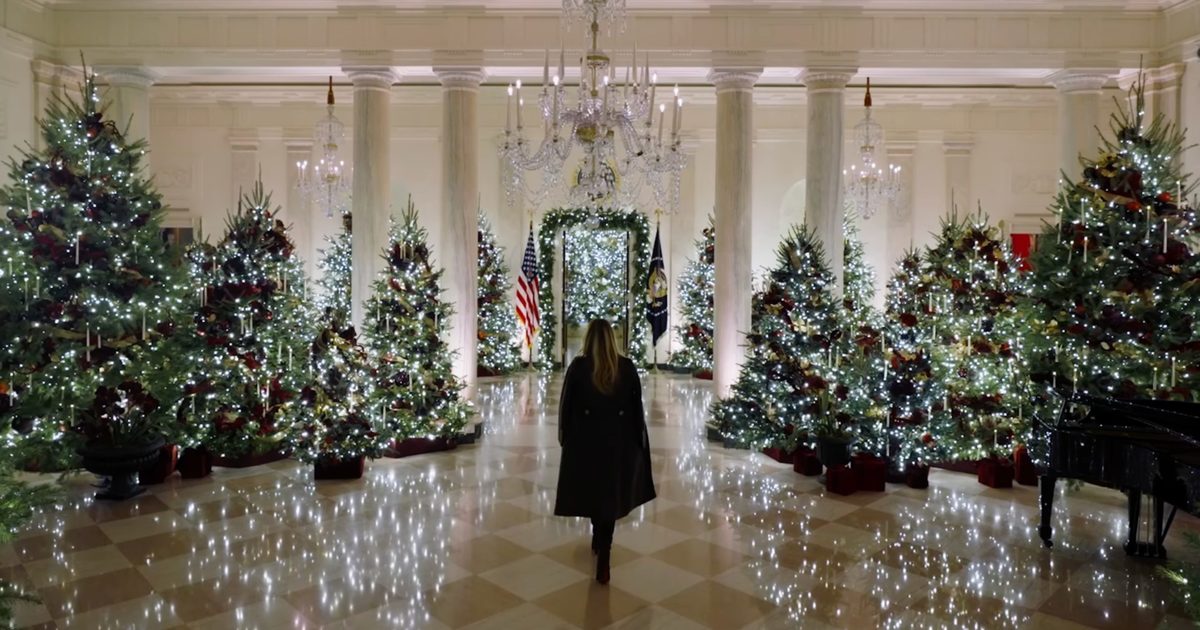 Egy csoda lett: Melania Trump megmutatta a karácsonyi díszbe öltöztetett Fehér Házat