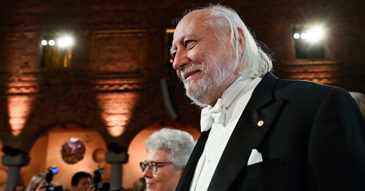 A svéd király átadta Krasznahorkai Lászlónak a Nobel-díjat