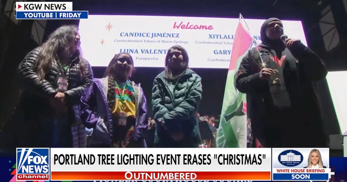 Karácsonyi fények palesztin zászlókkal és karácsony nélkül