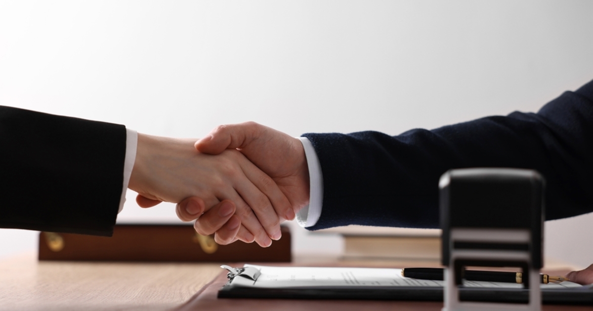 Elhisszük még a kézfogást – vagy már csak az aláírás számít?