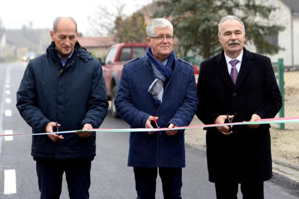 Újabb útszakaszt adtak át a Magyar Falu Programban, Vámosszabadi határában