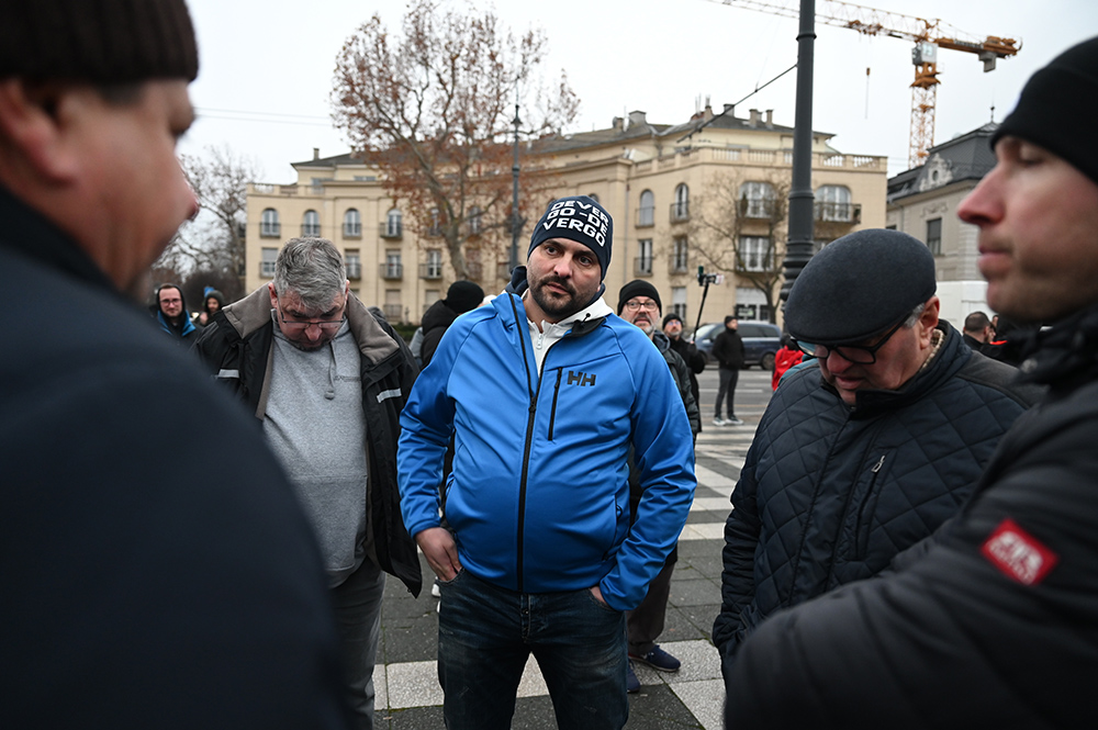 A kormány megállapodott a fuvarozókkal, töredékük cirkuszolt hétfőn
