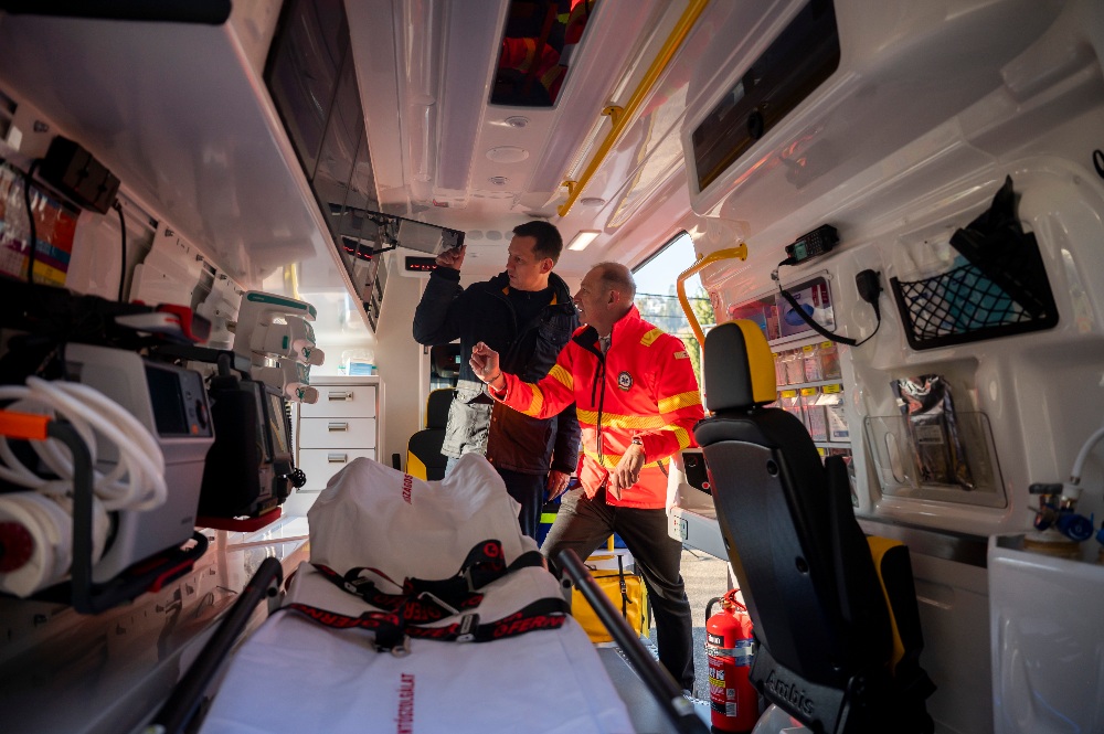 Több mint száz új mentőautóval bővül az OMSZ flottája