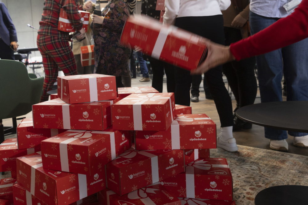 Több mint 62 ezer cipősdoboz ajándékot gyűjtött a Baptista Szeretetszolgálat