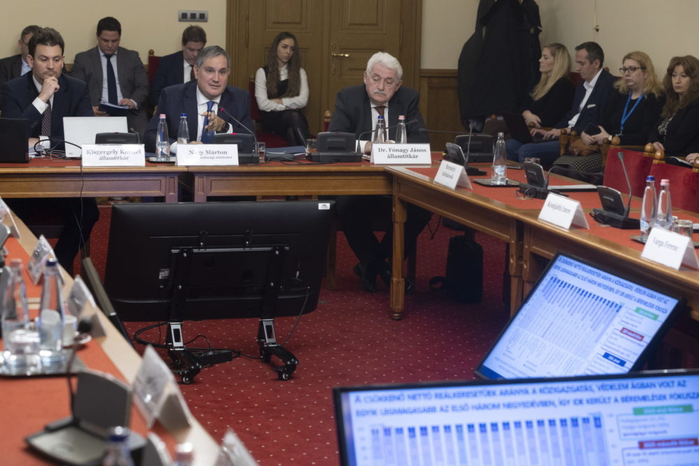 A kormány továbbra is kiáll a keresetek és nyugdíjak reálértékének növelése mellett