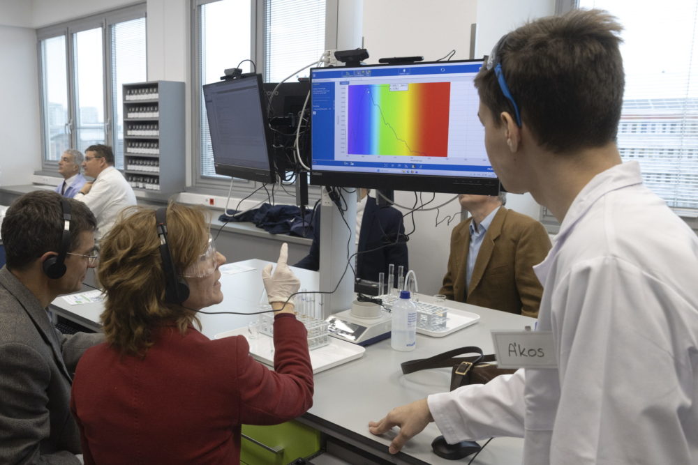 Felavatták az ELTE okoslaboratóriumát a lágymányosi kampuszon