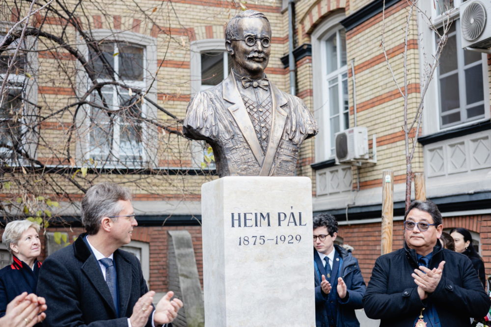 Szobrot avattak a Semmelweis Egyetem Gyermekgyógyászati Klinikáján