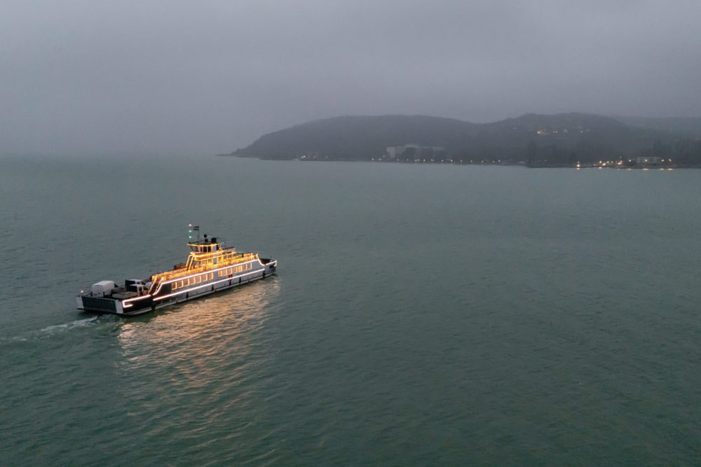 „Fénykomp” közlekedik a Balatonon