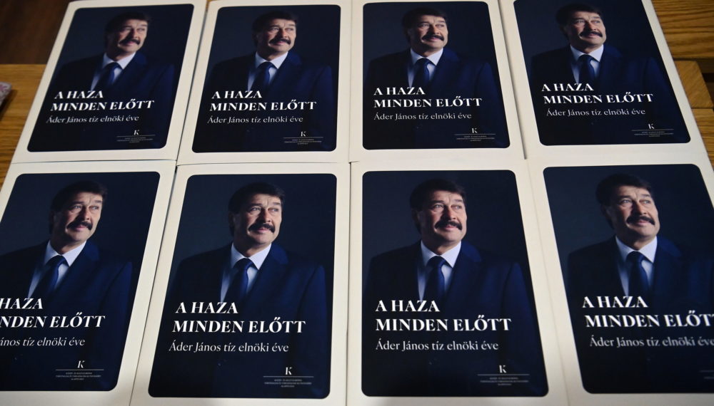 Bemutatták az Áder János volt államfő tíz elnöki évéről szóló könyvet Budapesten