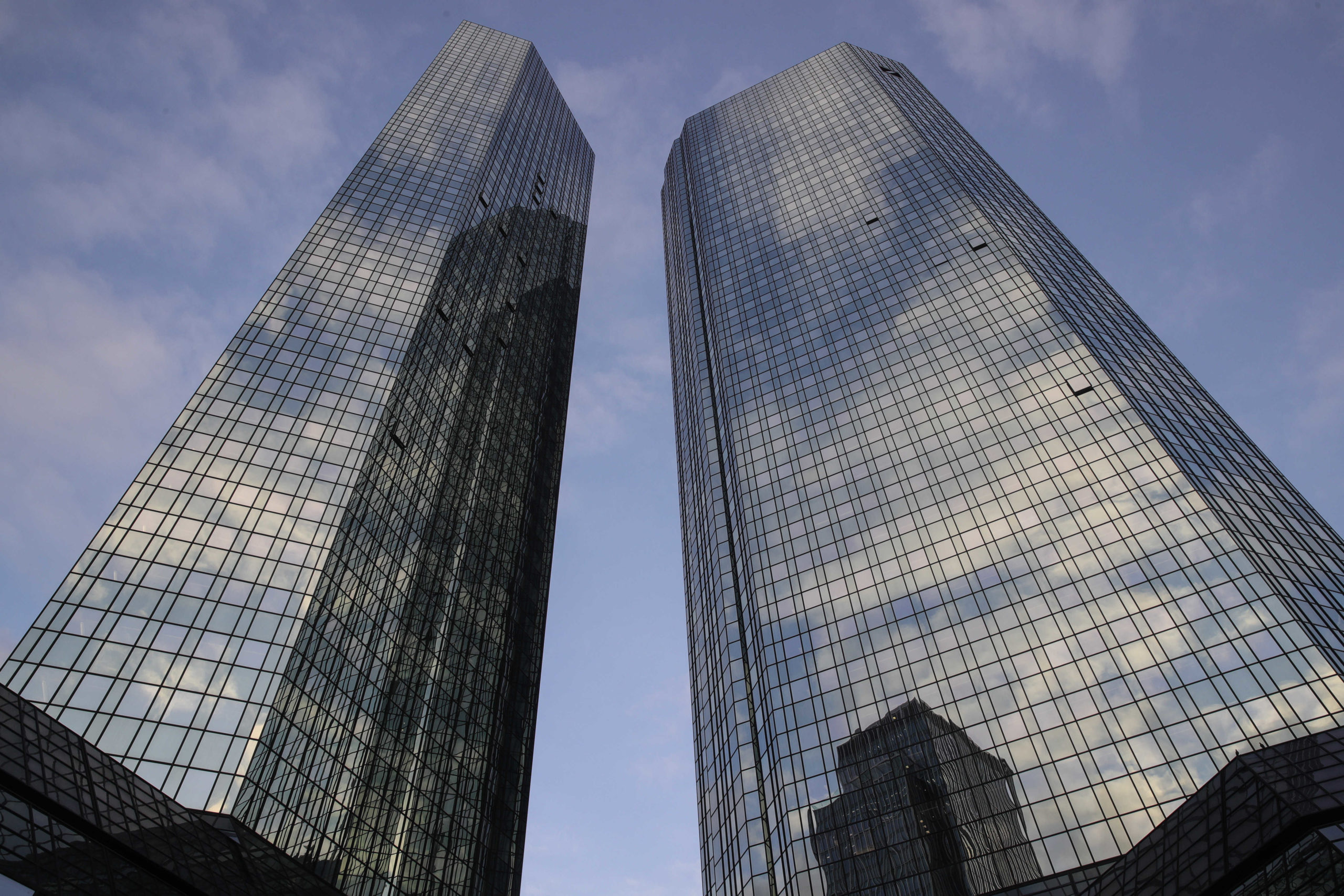 Elszakad a pénzügyi elit a vergődő gazdaságtól