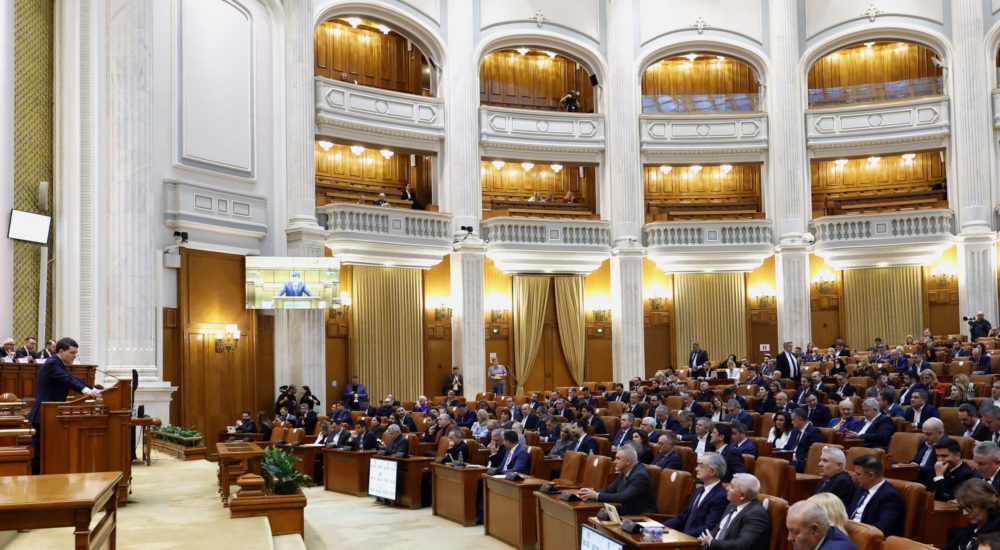 Túlélte a bizalmatlansági indítványt a bukaresti koalíciós kormány