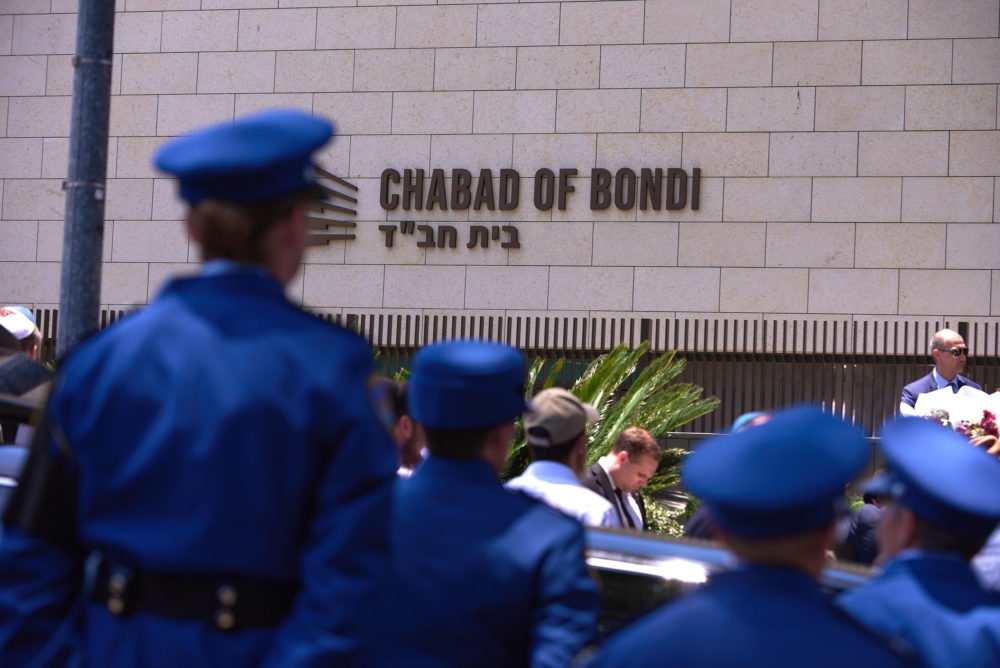Ausztráliai terrortámadás: vádat emeltek az életben maradt elkövető ellen