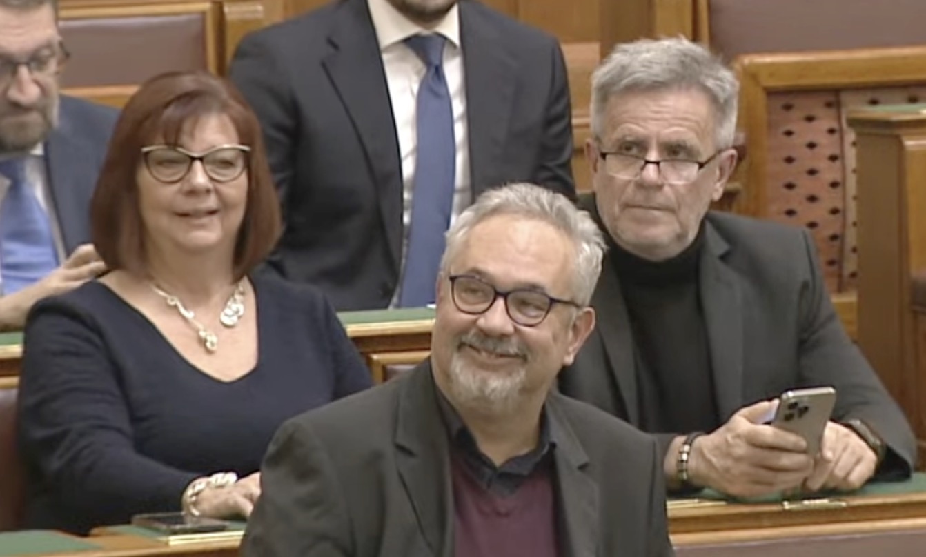 Latorcai János mosolyra fakasztotta a DK-frakciót, amikor megdorgálta Arató Gergelyt