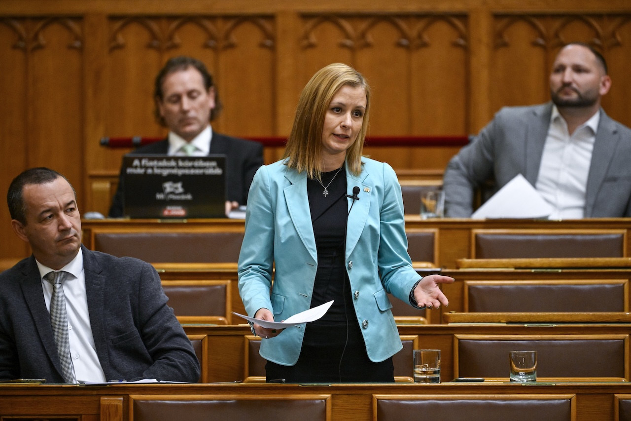 Rétvári Bence Dúró Dórának: Ebben ugyanazt teszik, mint a Momentum!