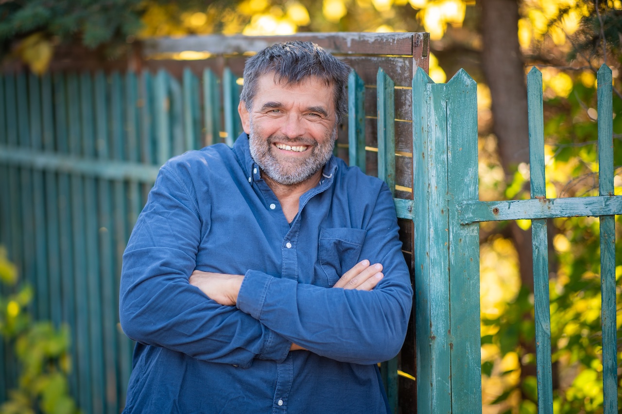 Az élet sem fektette két vállra