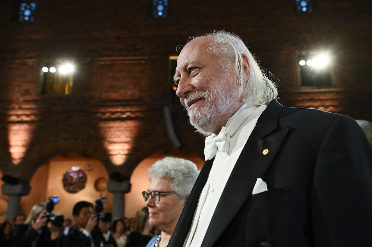 A svéd király átadta Krasznahorkai Lászlónak a Nobel-díjat