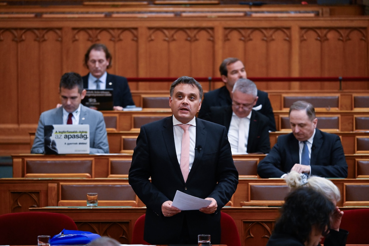 Latorcai Csaba: Megvan a pénz a fejlesztésekre, csak Karácsonyék másra költik