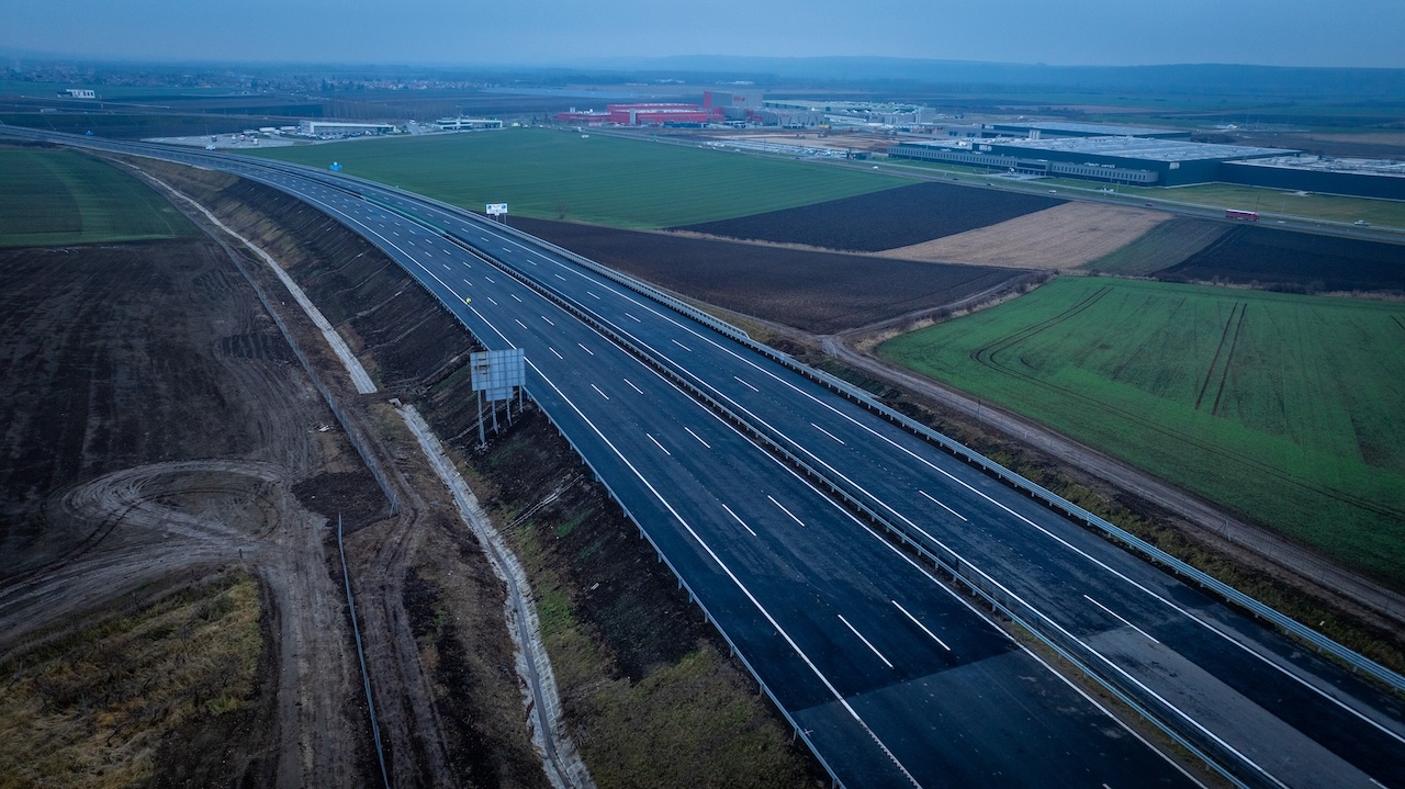 A Strabag nem vállalt írásos garanciát az M30-oson elvégzett javításaira