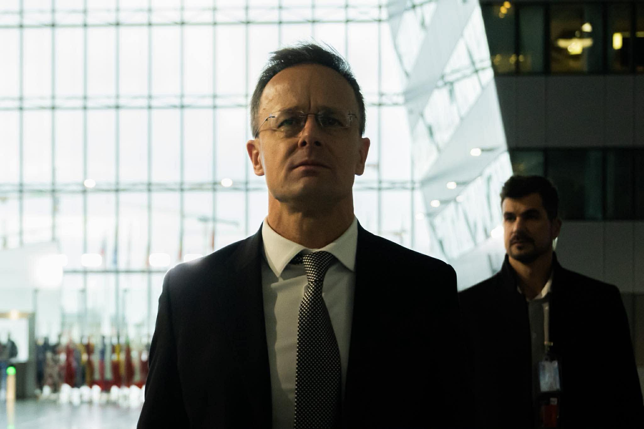 Szijjártó Péter: Magyarország visszautasítja, hogy pénzt adjon erre