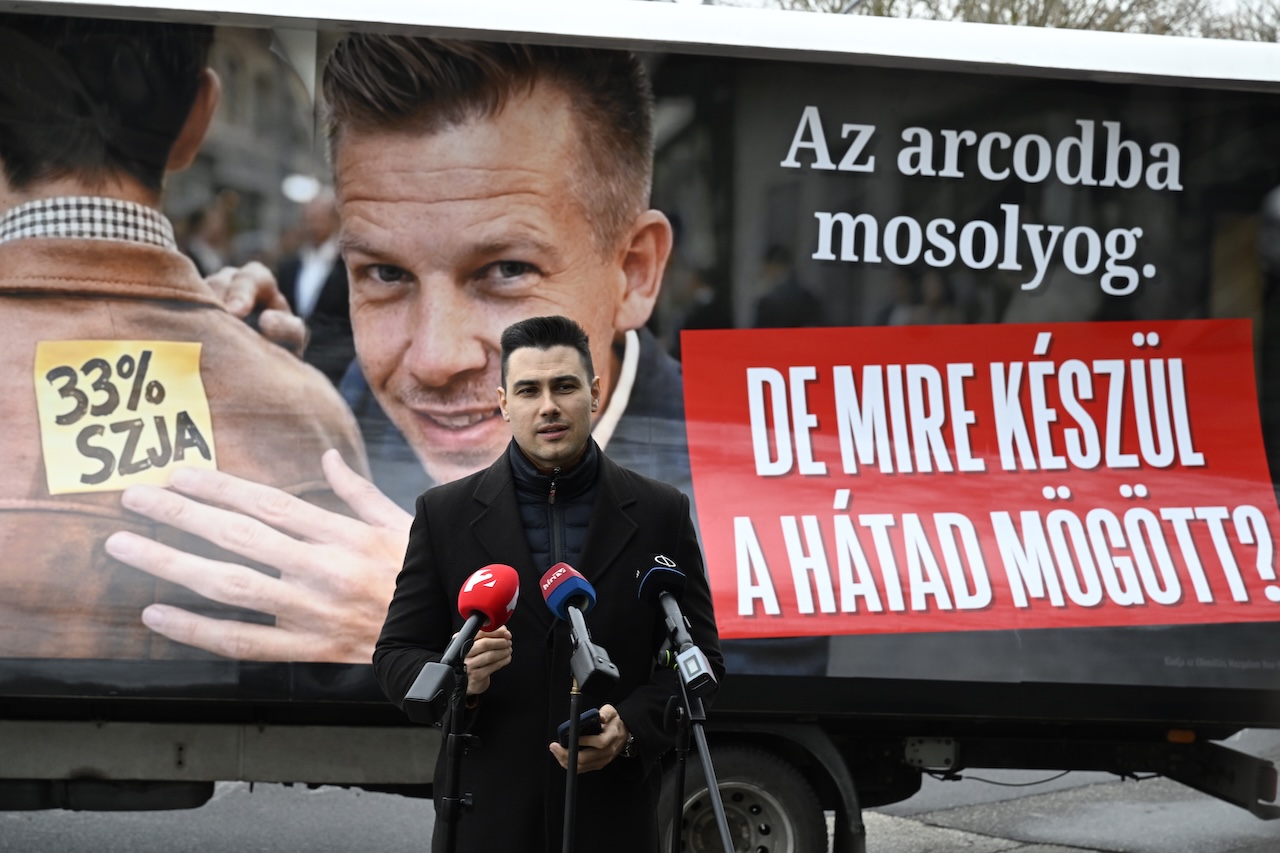 Magyar Péter az arcodba mosolyog. De mire készül a hátad mögött?