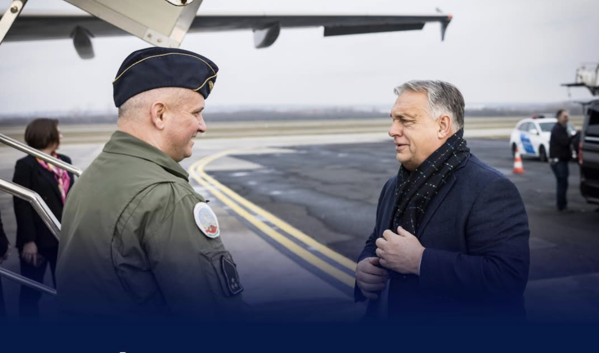 Orbán Viktor az Isztambulba tartó gép fedélzetéről jelentkezett be
