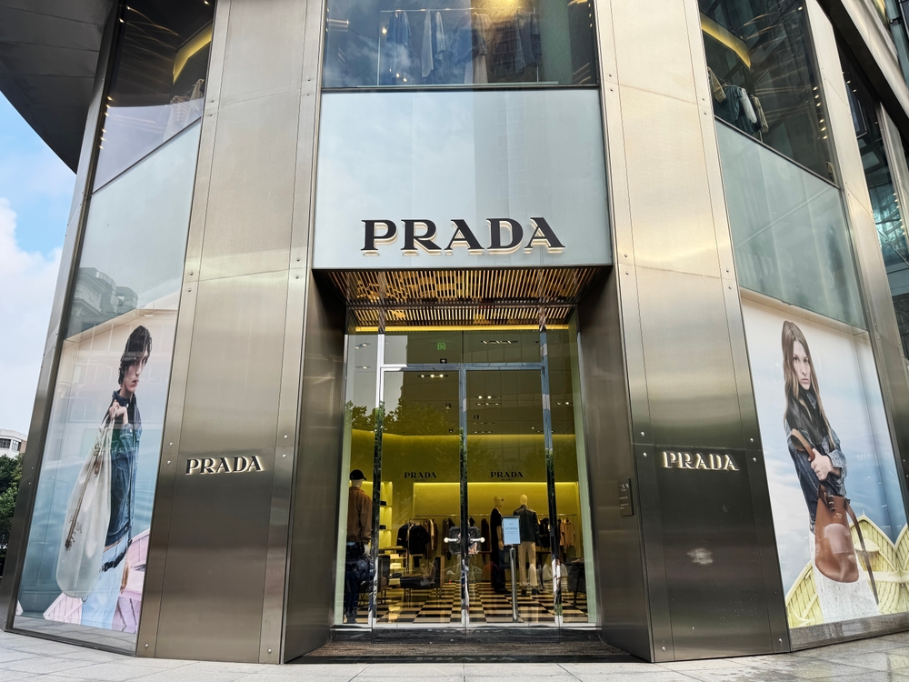 A Prada bekebelezte a Versace-t