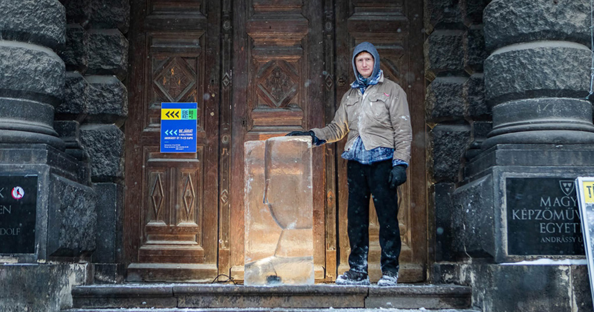 Fej került az egyetem lépcsőjére