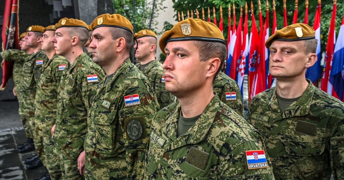 Több mint ezer fiatal férfi kapta meg a behívót – és örülnek