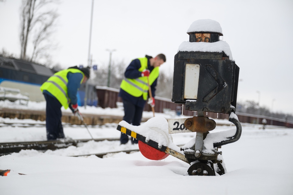 Több mint 2300-an dolgoznak a váltók és kitérők hó- és jégmentesítésével
