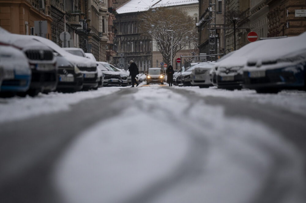 A szakképzésben részt vevő diákok is segítenek a hóeltakarításban