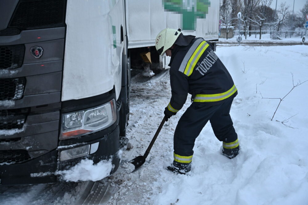 Hétfő éjszakától korlátozzák a 7,5 tonnánál nehezebb teherautók közlekedését