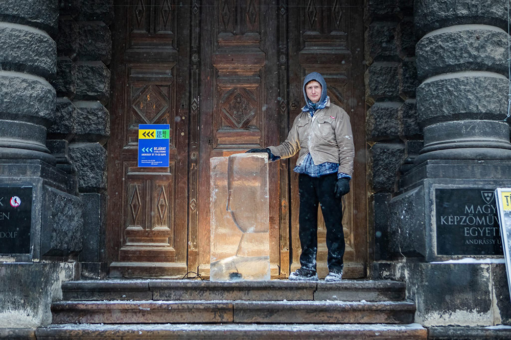 Fej került az egyetem lépcsőjére