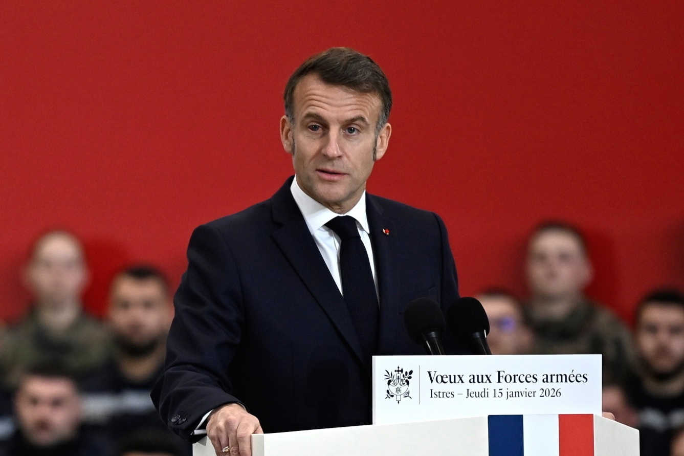 Ezért néz ki úgy a francia elnök, mintha bevágtak volna neki