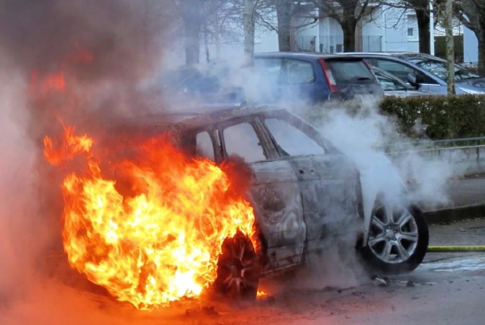 Migránsterror Nyugat-Európában: sérült rendőrök, felgyújtott autók