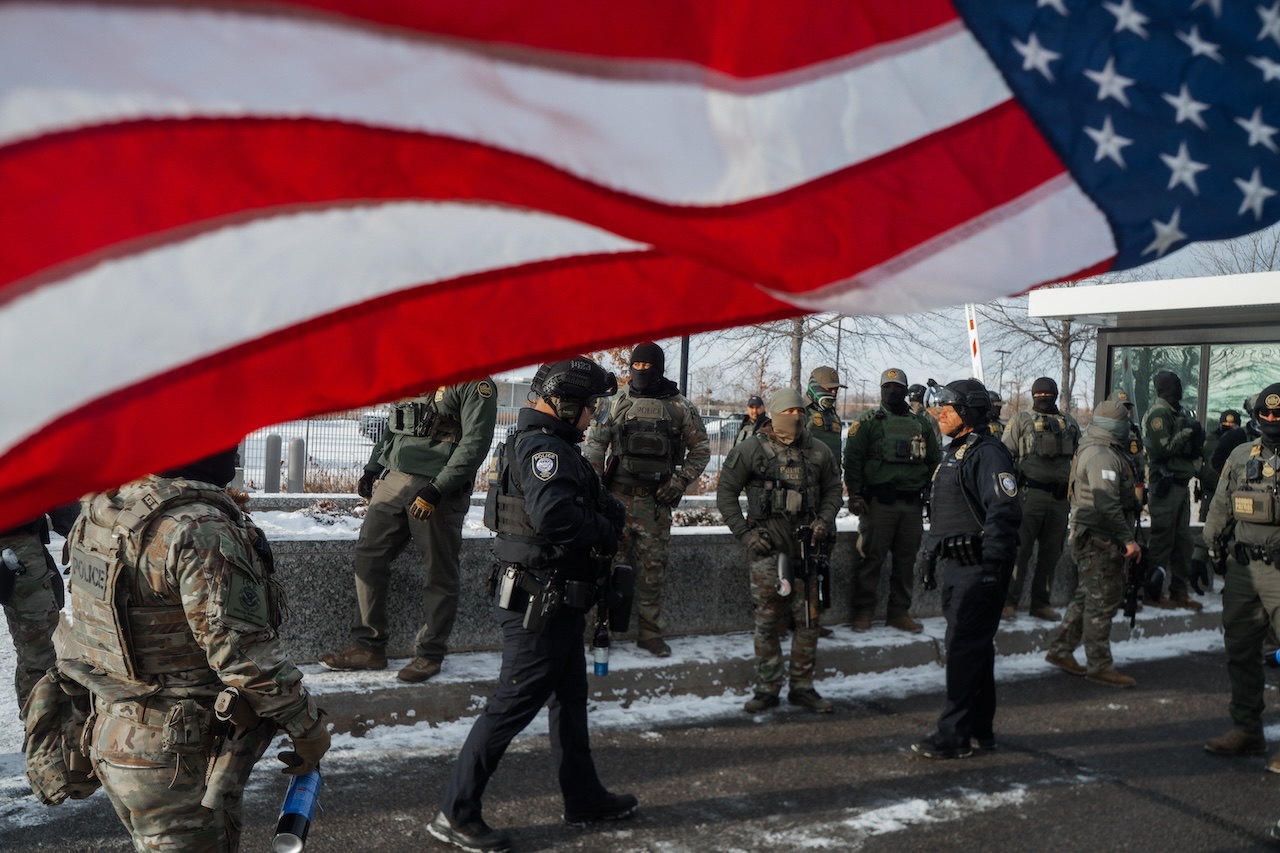 Többeket letartóztattak a bevándorlási hatóság elleni erőszakos tüntetésen