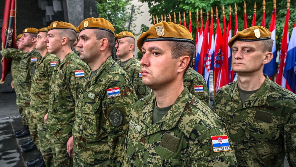 Több mint ezer fiatal férfi kapta meg a behívót – és örülnek