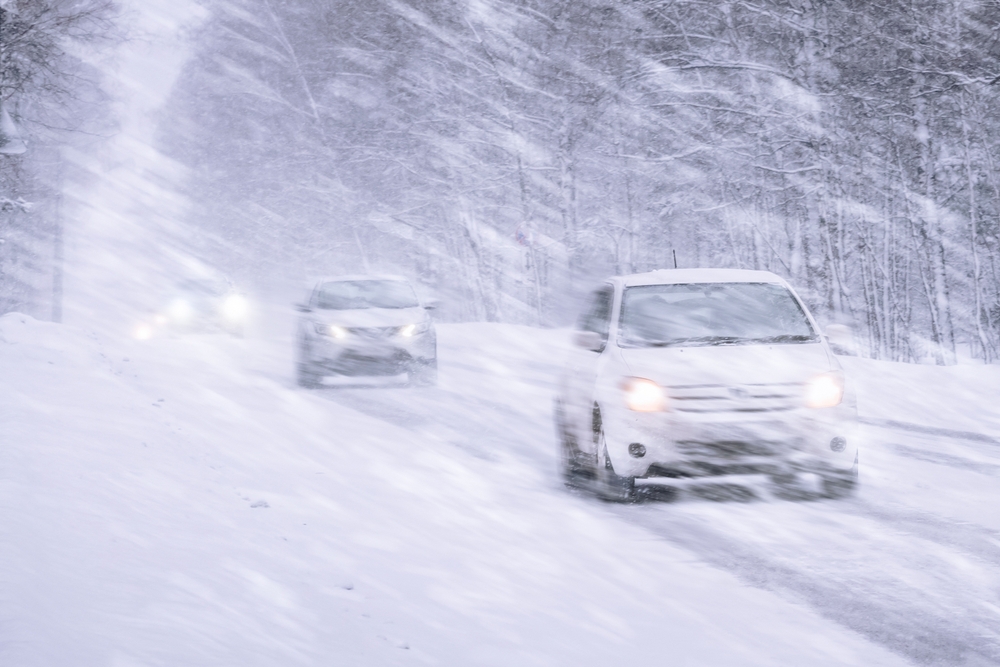 Téli vezetéstechnikai tanácsok: így közlekedjen havas és jeges úton