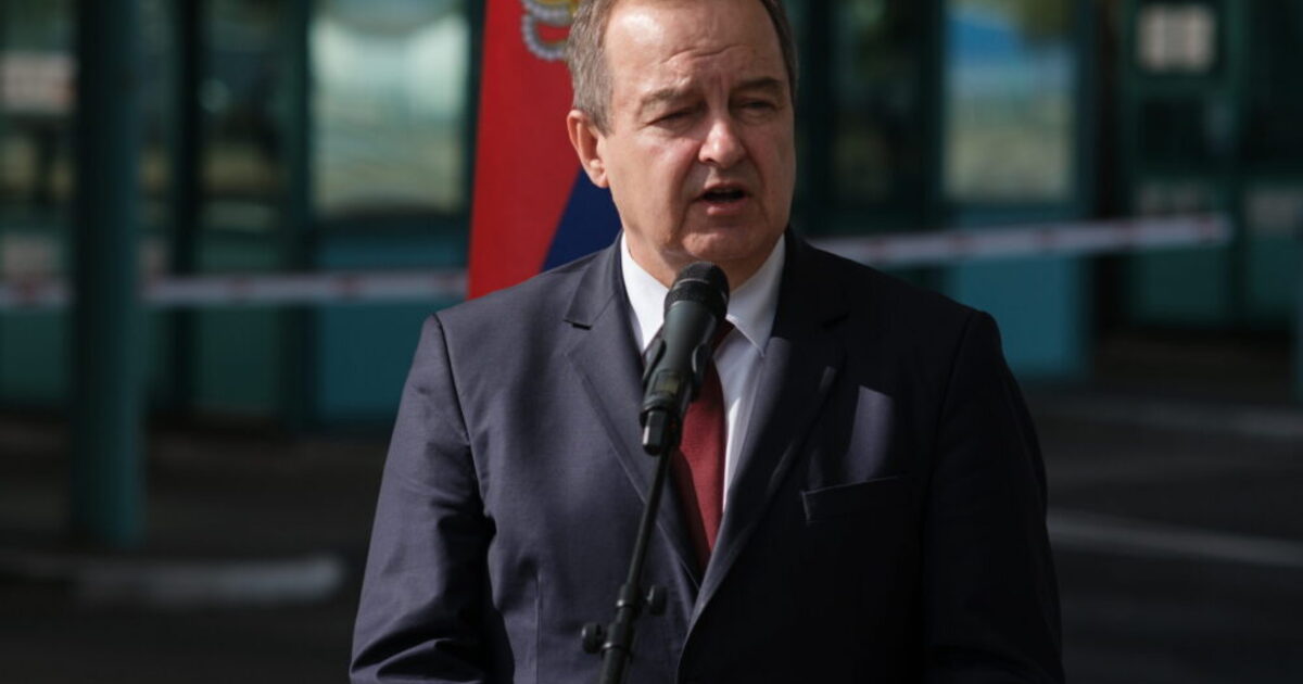 Kórházba szállították a szerb belügyminisztert, állapota súlyos