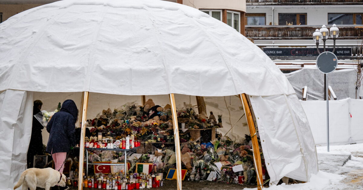 Ilyen nincs: kigyulladt a szilveszteri tűzvész helyszínén állított emlékhely