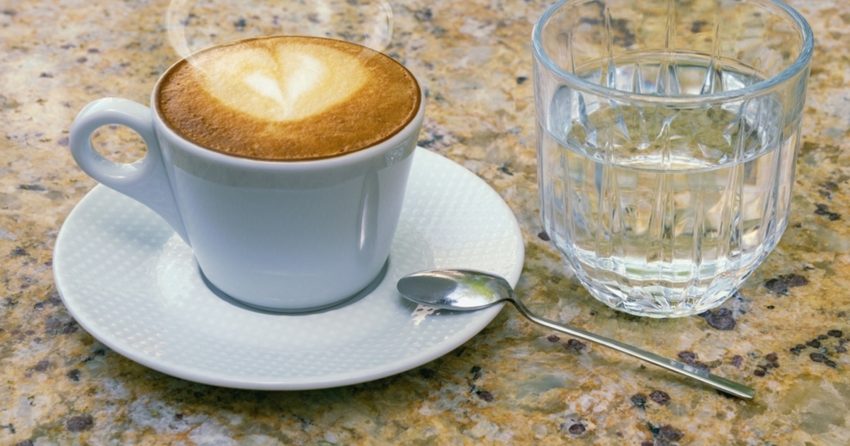 Nem udvariasság: ezért adnak vizet a kávé mellé a kávézókban