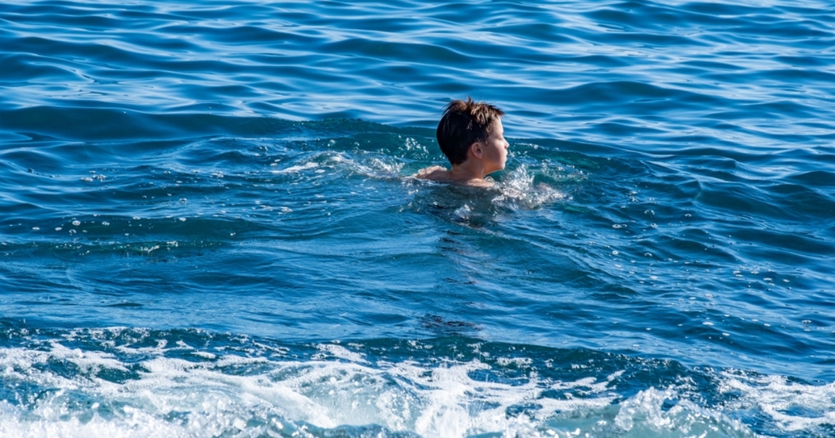 Négy órát úszott a nyílt tengeren – 13 éves fiú mentette meg családját a biztos haláltól