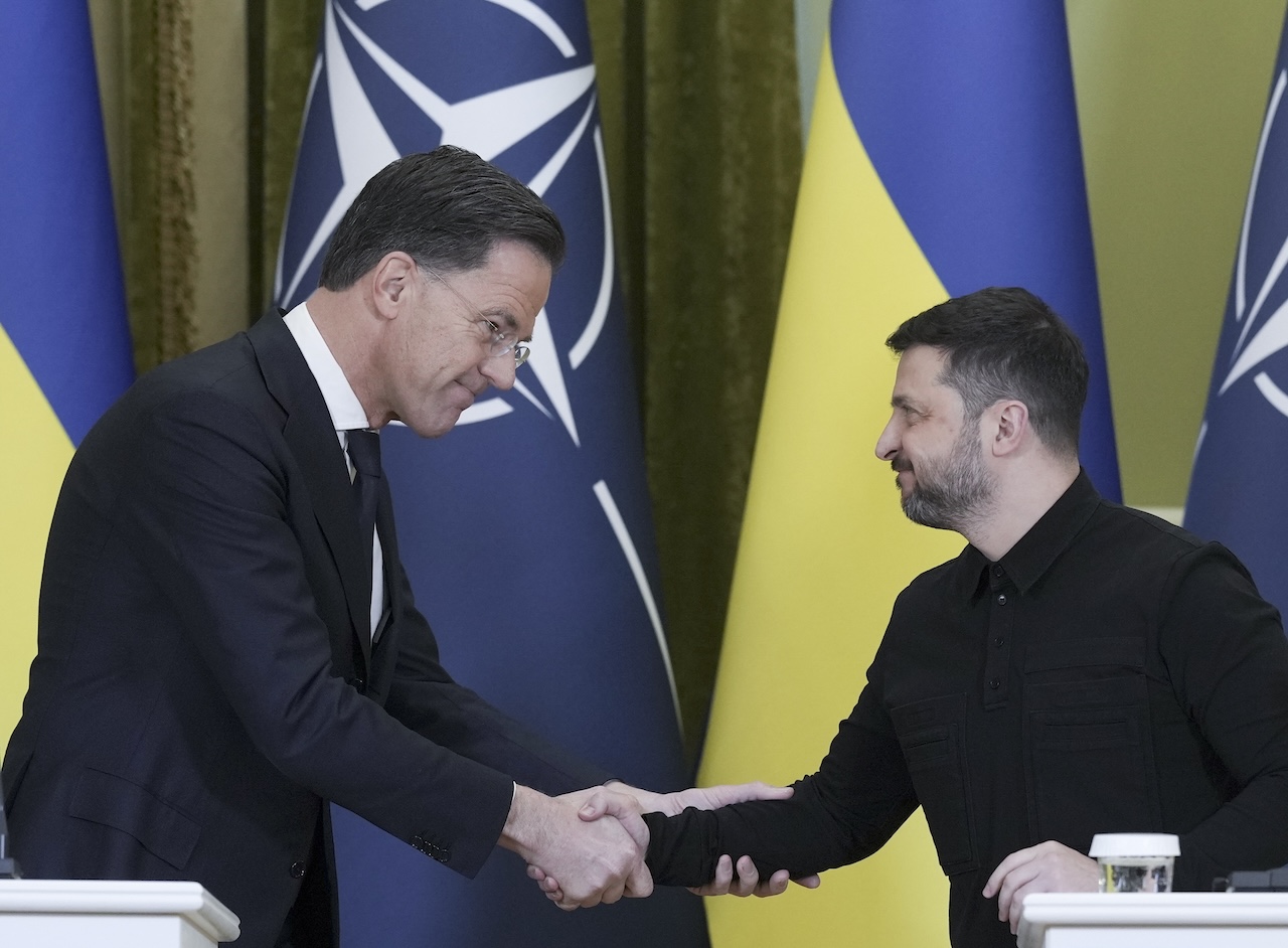 Sikeres koldulás: a NATO-tagok százmillió dolláros felajánlást tettek Ukrajnának