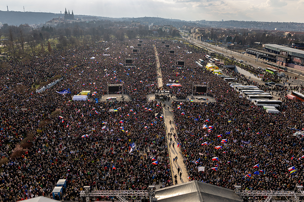 Több ezer ember tüntet Prágában Andrej Babiš kormánya ellen