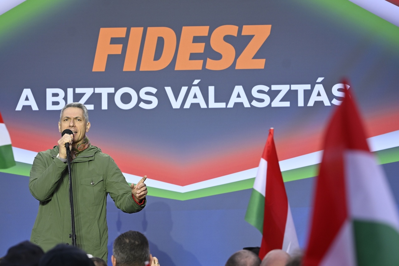 Lázár János: A Fidesz mindenkit megvéd, áprilisban egységes bérlet érkezik