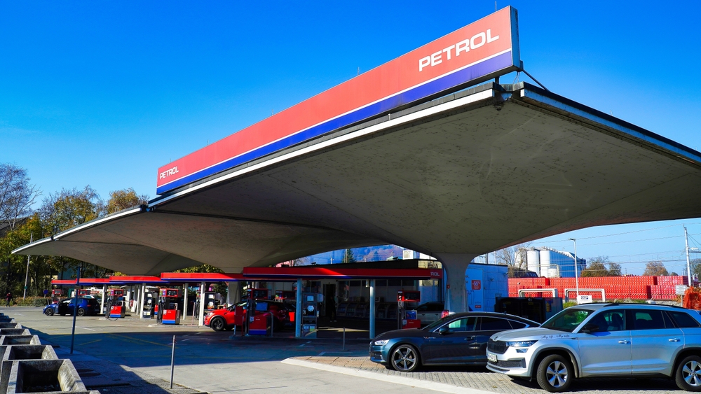 Szlovénia korlátozza a benzinvásárlást, bevonják a hadsereget