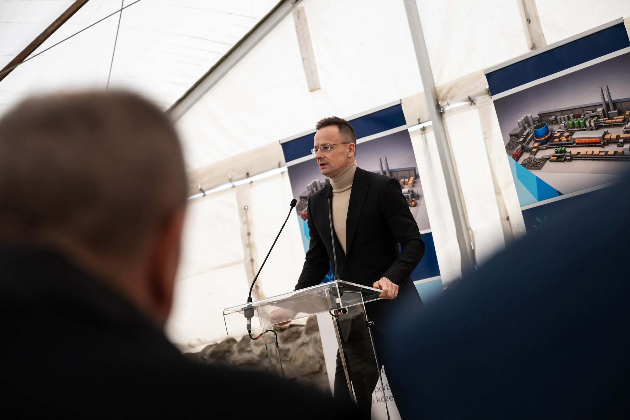 Szijjártó Péter 110 új munkahelyet létrehozó beruházást jelentett be